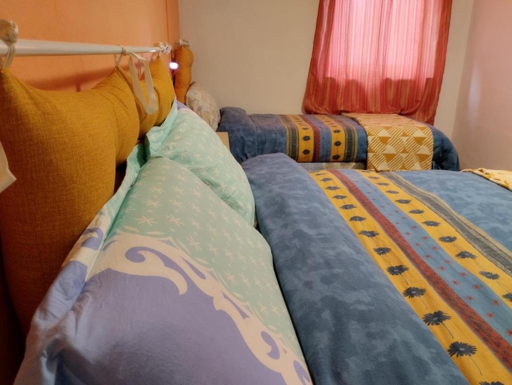 dos camas sentadas una al lado de la otra en un dormitorio en Casetta del borgo, en Montelaterone