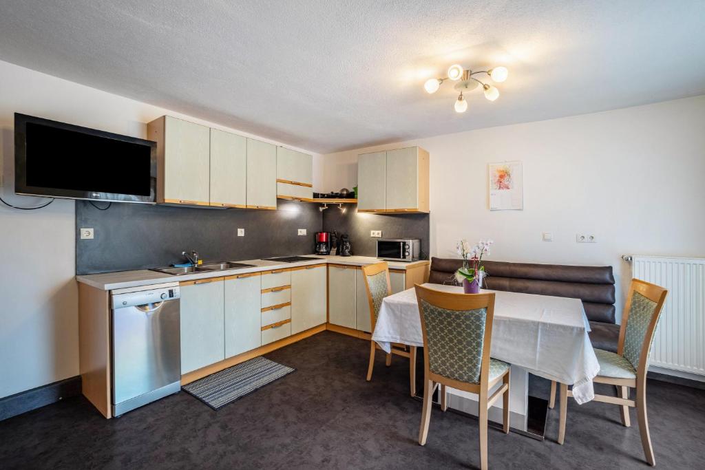 Kuchyň nebo kuchyňský kout v ubytování Gartnerhof Apt Glücksklee