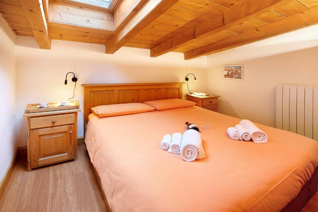 a bedroom with a bed with two towels on it at Casa Colturi Abete in Valdisotto