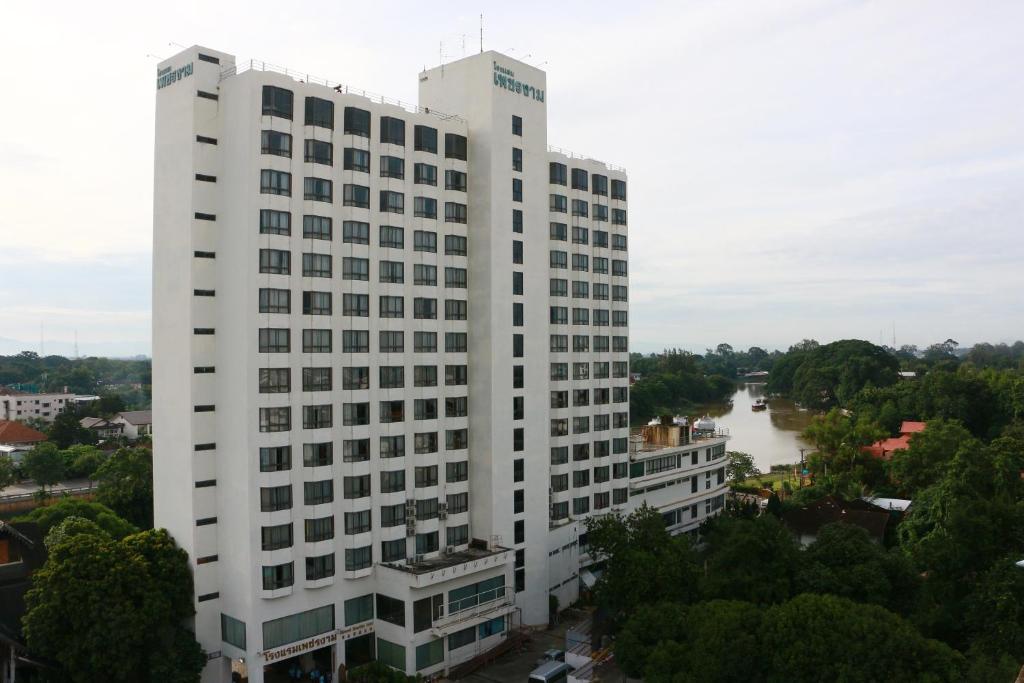 un edificio bianco con un fiume sullo sfondo di Diamond River Ping Petch-Ngam Hotel a Chiang Mai