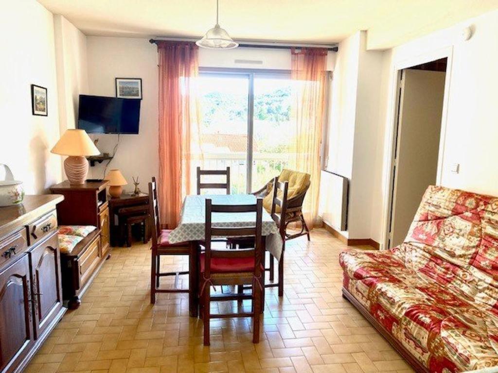 Posedenie v ubytovaní Appartement F2 avec balcon à Amélie-les-Bains - 2 couchages, animaux acceptés, bien équipé - FR-1-703-64