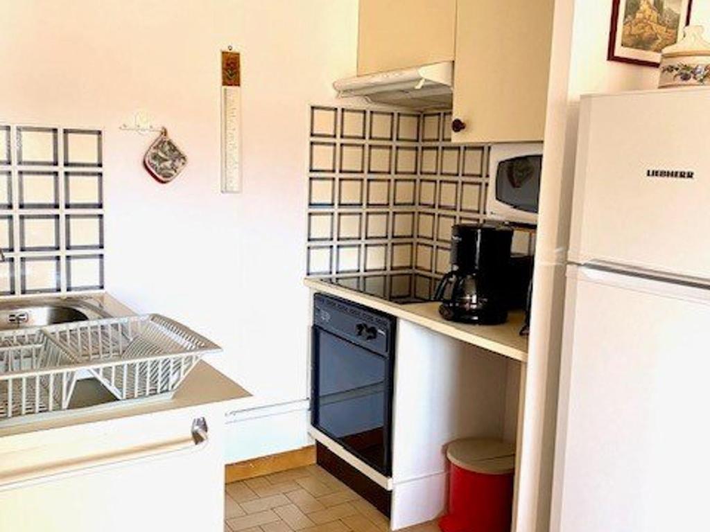Kuchyňa alebo kuchynka v ubytovaní Appartement F2 avec balcon à Amélie-les-Bains - 2 couchages, animaux acceptés, bien équipé - FR-1-703-64