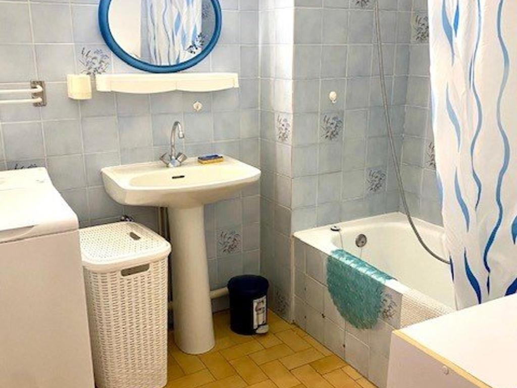Kúpeľňa v ubytovaní Appartement F2 avec balcon à Amélie-les-Bains - 2 couchages, animaux acceptés, bien équipé - FR-1-703-64