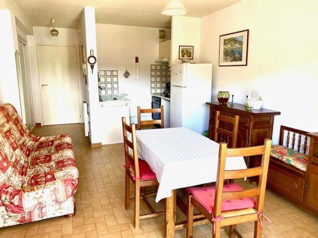 Posedenie v ubytovaní Appartement F2 avec balcon à Amélie-les-Bains - 2 couchages, animaux acceptés, bien équipé - FR-1-703-64