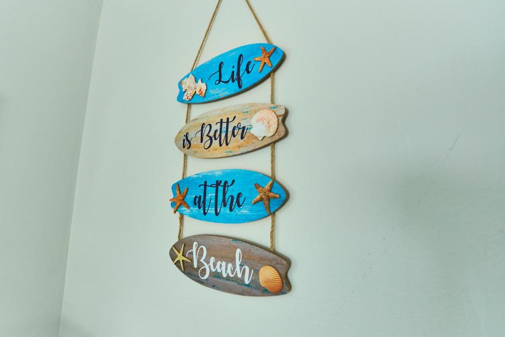 ein Handtuchhalter mit vier Handtüchern und einem Strand in der Unterkunft Summer Breeze D212 - Bungalow 6 in Destin