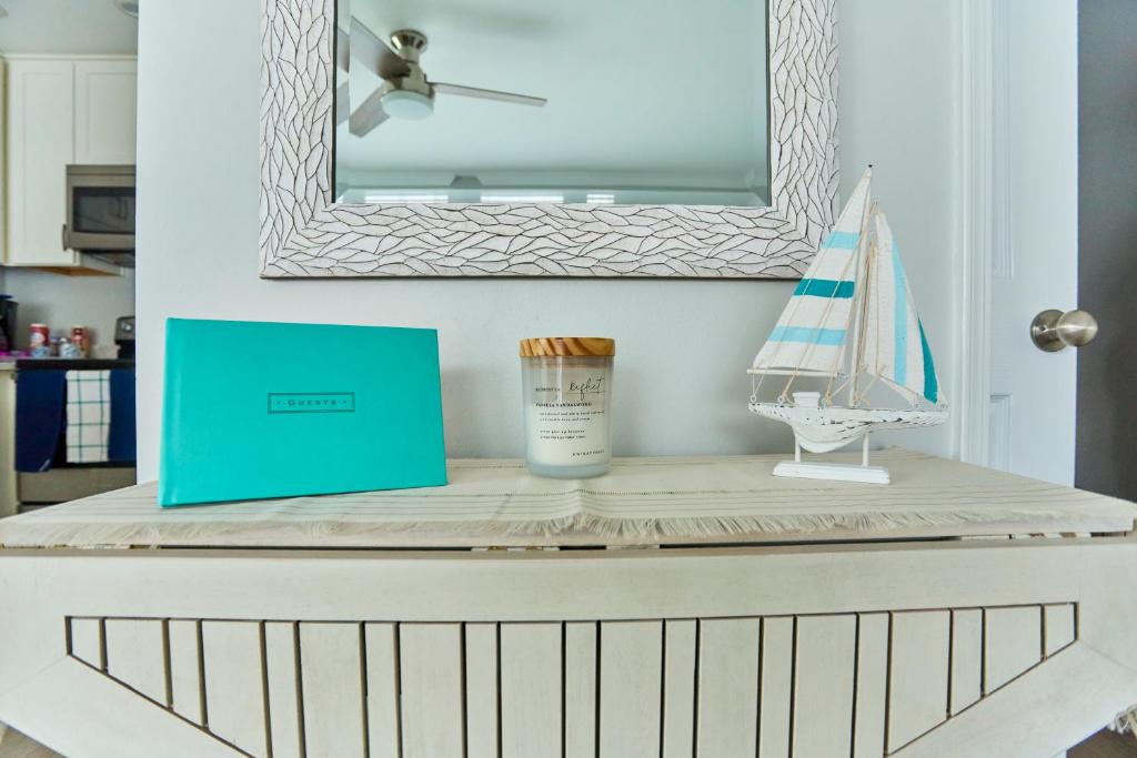 eine Kommode mit einer blauen Schachtel und einem Spielzeugboot darauf in der Unterkunft Summer Breeze D212 - Bungalow 6 in Destin