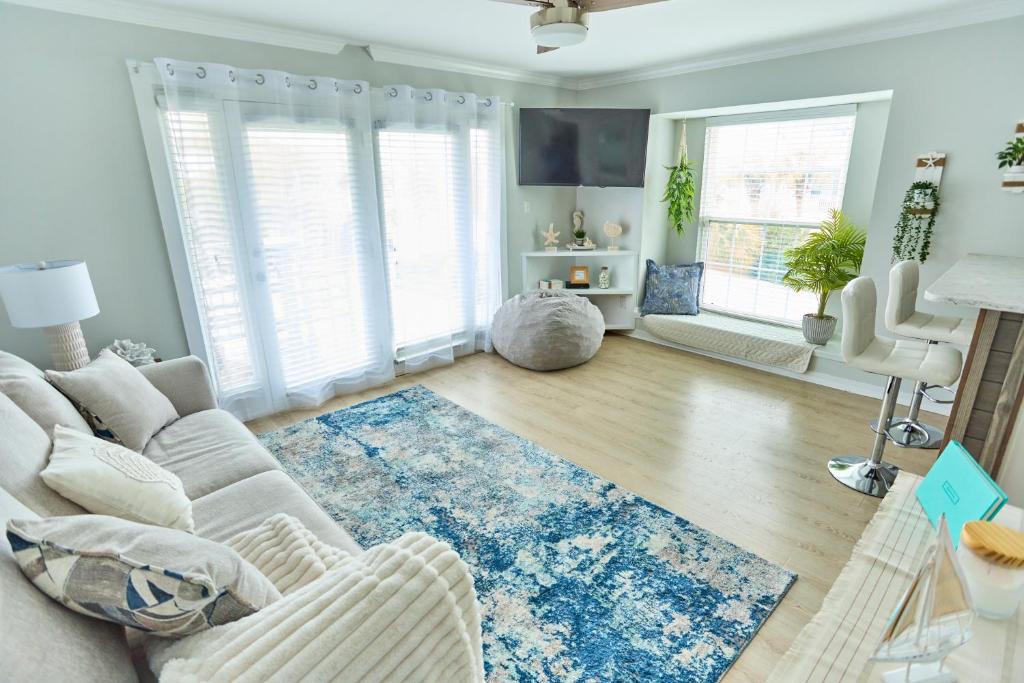 ein Wohnzimmer mit einem weißen Sofa und einem blauen Teppich in der Unterkunft Summer Breeze D212 - Bungalow 6 in Destin