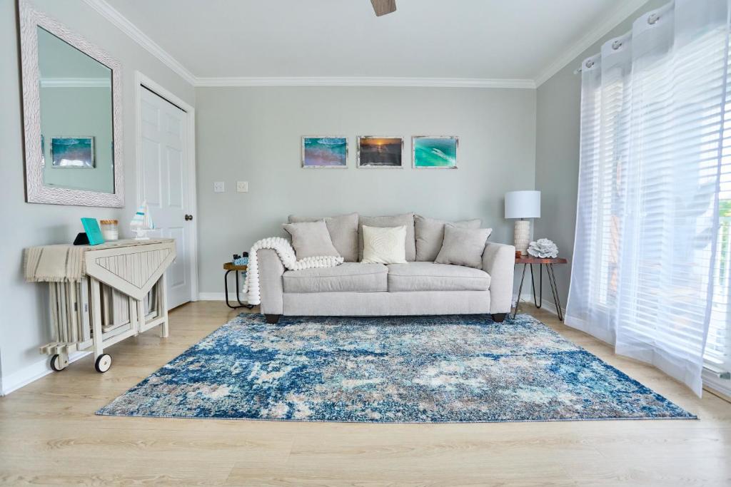 ein Wohnzimmer mit einem Sofa und einem blauen Teppich in der Unterkunft Summer Breeze D212 - Bungalow 6 in Destin