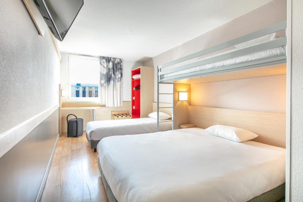 Postel nebo postele na pokoji v ubytování B&B HOTEL Lyon Aéroport Saint-Quentin-Fallavier