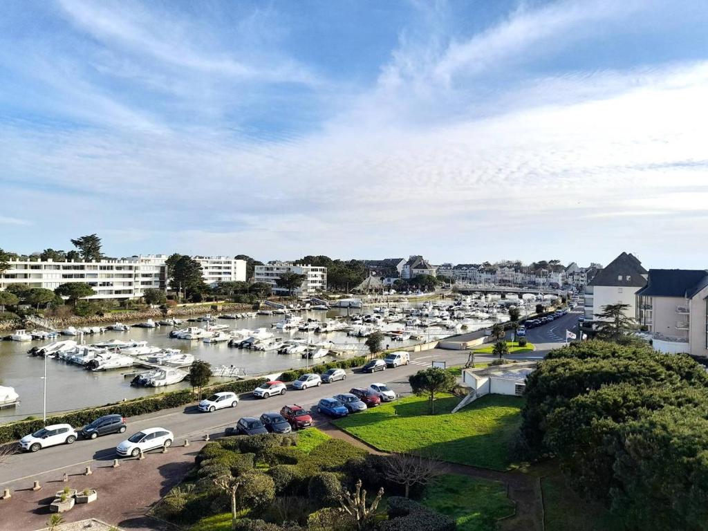 - un parking avec des voitures garées dans un port de plaisance dans l'établissement Studio calme avec balcon ensoleillé, proche plage - FR-1-392-228, au Pouliguen