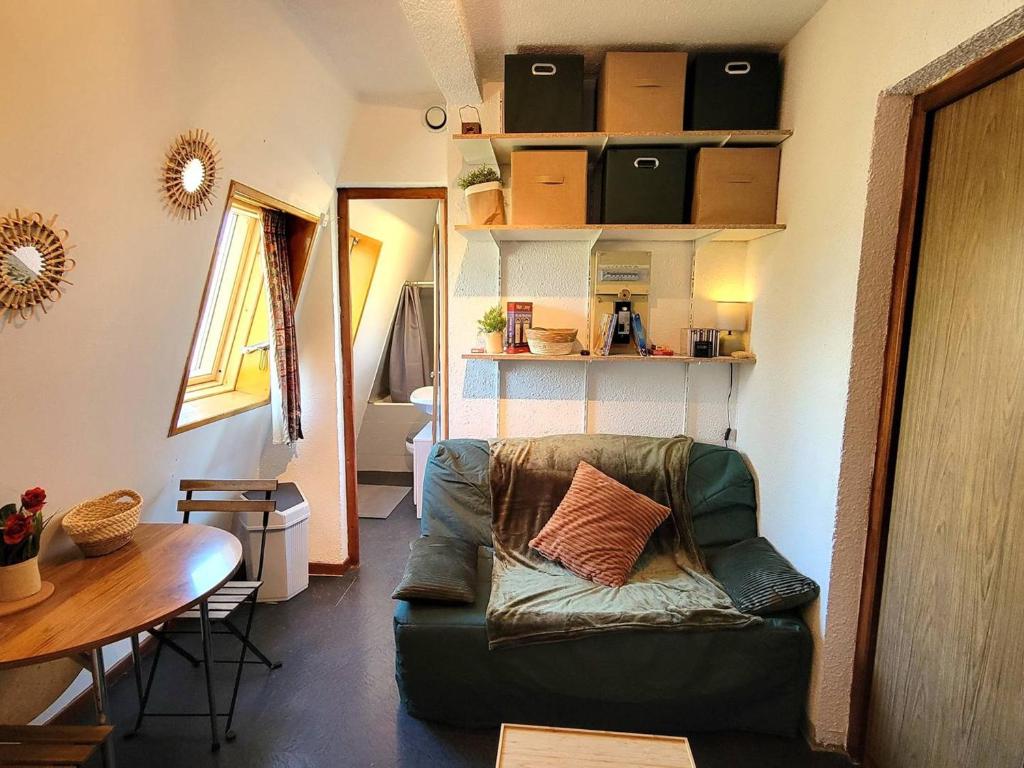 un salon avec un canapé et une table dans l'établissement Studette 3 pers - Pied des pistes, commerces à pied, calme, parking, TV, baignoire, sans animaux - FR-1-393-170, à Saint-Michel-de-Chaillol