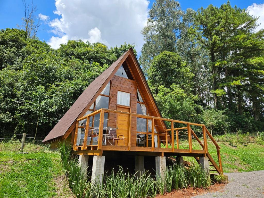 een klein huis met een gambrel dak bij Sítio Família Cherba - Cabana do Lago in Videira