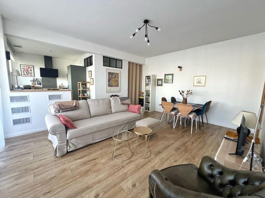 un salon avec un canapé et une table dans l'établissement Le Surcouf - Terrasse privative, à La Rochelle