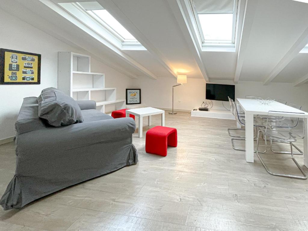 un salon avec un canapé et une table dans l'établissement Tony Allard By Winsome Destination 4A, à Cannes