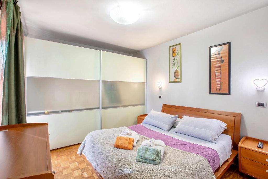 1 dormitorio con 1 cama con toallas en La Maison des Jumeaux, en Châtillon