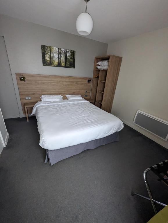 Postel nebo postele na pokoji v ubytování Hôtel Le Verger