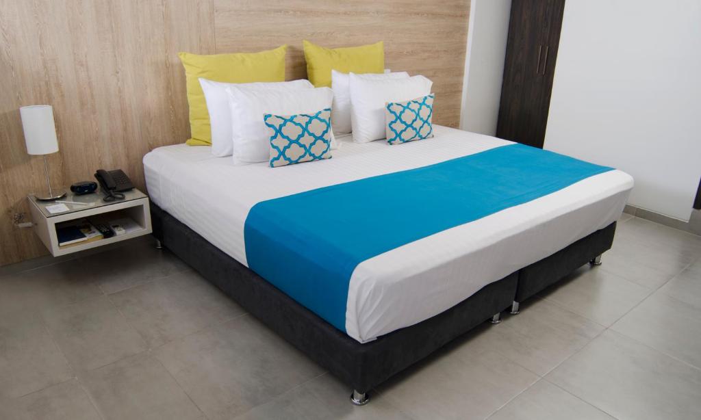 Postel nebo postele na pokoji v ubytování Hotel CasaBlanca Cucuta