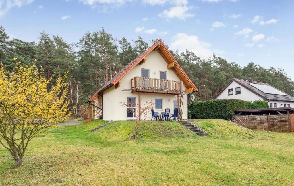 uma casa numa colina com um quintal em Stunning Home In Schenkendbern With Wi-fi em Schenkendöbern