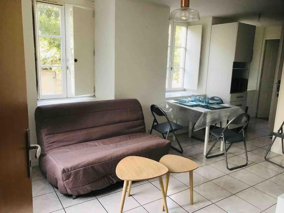 un salon avec un canapé et une table dans l'établissement Bel appart t2 lumineux avec terrasse hyper centre., à La Rochelle