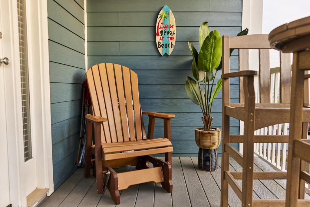 einem Schaukelstuhl aus Holz auf einer Veranda in der Unterkunft Summer Breeze D212 - Bungalow 6 in Destin