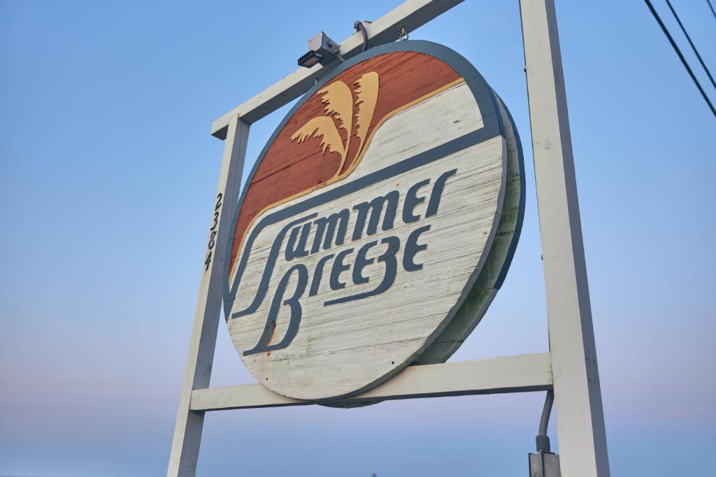 ein Schild für einen Tiernotfall auf einer Leiter in der Unterkunft Summer Breeze D212 - Bungalow 6 in Destin