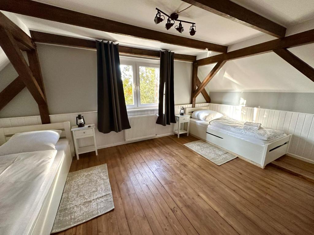 um quarto com 2 camas e uma janela em Rustic Charm - Cottage by Comfort Housing em Kolonie Neudöberitz