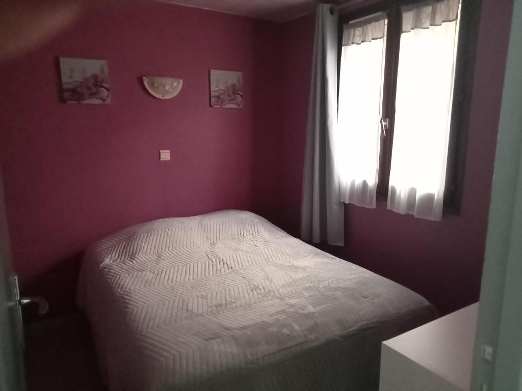 a small bedroom with a bed and a window at Appartement d'une chambre avec vue sur le lac terrasse amenagee et wifi a Sainte Croix du Verdon a 2 km de la plage in Sainte-Croix-de-Verdon
