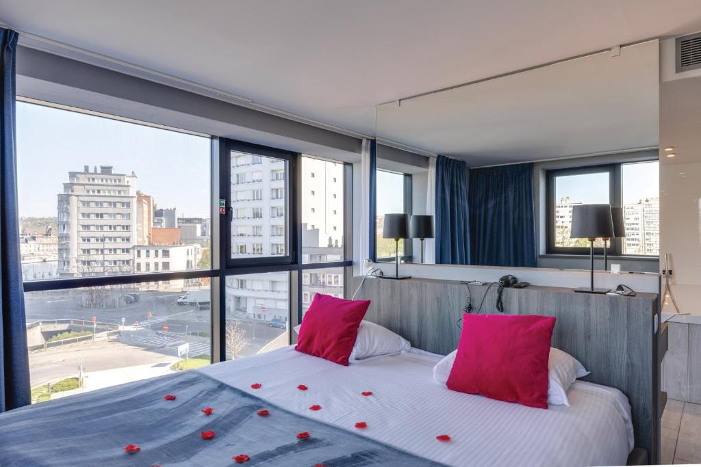 Postel nebo postele na pokoji v ubytování Van der Valk Hotel Liège Congres