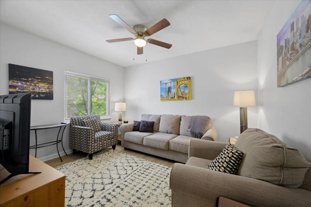 Χώρος καθιστικού στο Great Two Bedroom w off Street Parking to Explore the City Close to Downtown Airport Ballparks