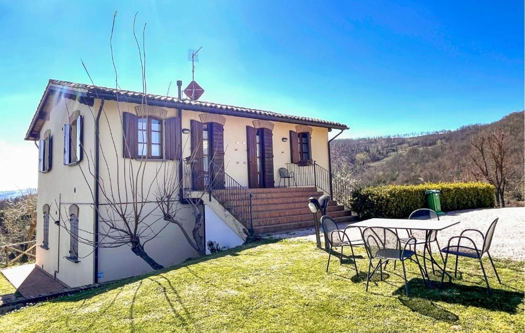 a small house with a table and chairs in the yard at 1 Bedroom Amazing Apartment In Gubbio in Gubbio
