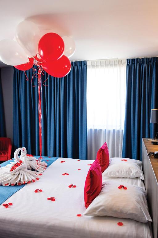 Postel nebo postele na pokoji v ubytování Van der Valk Hotel Liège Congres