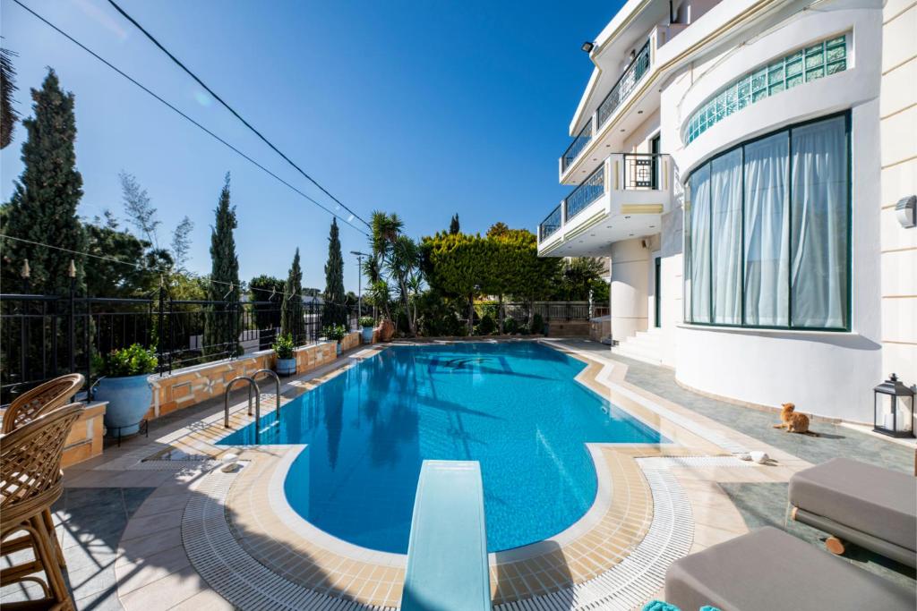 uma piscina em frente a um edifício em Vouliagmeni Athenian Riviera Villa em Atenas