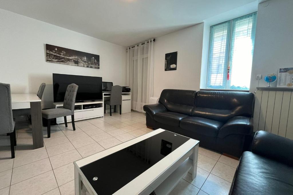 ein Wohnzimmer mit einem Sofa und einem Tisch in der Unterkunft Spacious cocoon in Narbonne in Narbonne