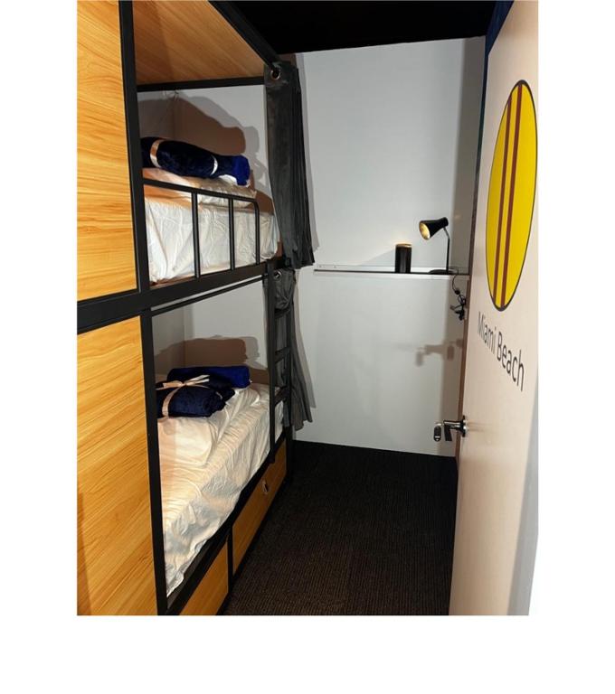 Postel nebo postele na pokoji v ubytování Capsuleaccom Hostel