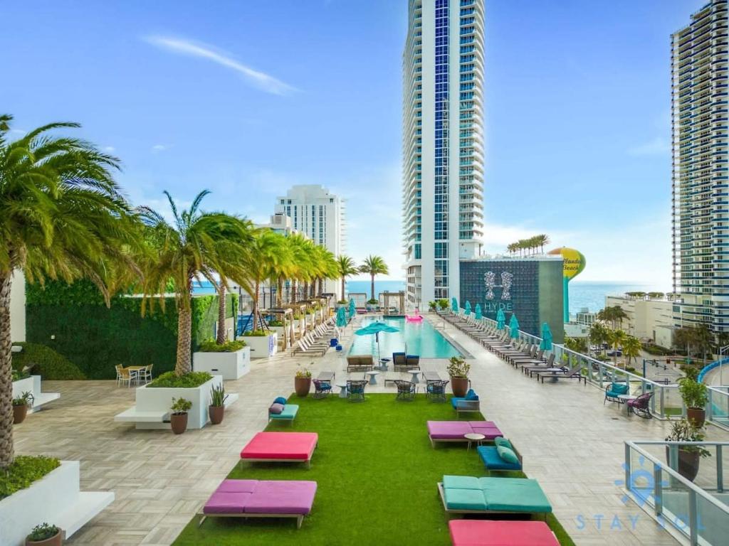 - une piscine avec des chaises longues et des palmiers dans l'établissement Corner Balcony - Enjoy 360 Views- Near Beach- Pool, à Hollywood