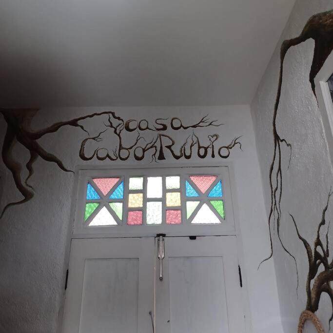 une porte avec un vitrail dans une pièce dans l'établissement Apartamento Cabo Rubio, à La Guancha