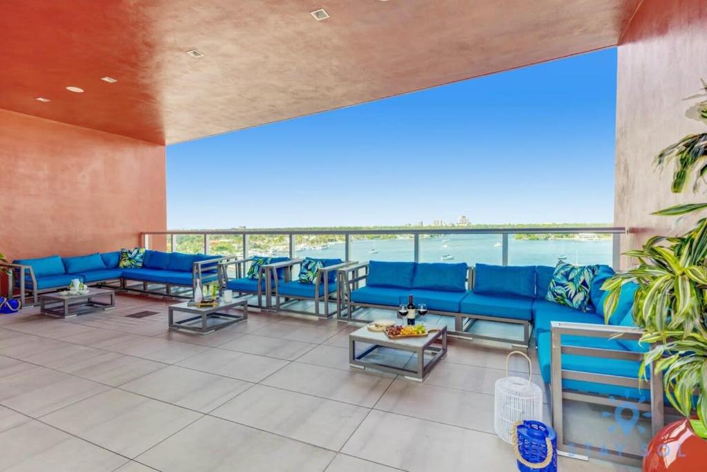 Habitación grande con sofás y mesas azules. en Rooftop infinity Pool - Hollywood Beach Broad - walk en Hollywood