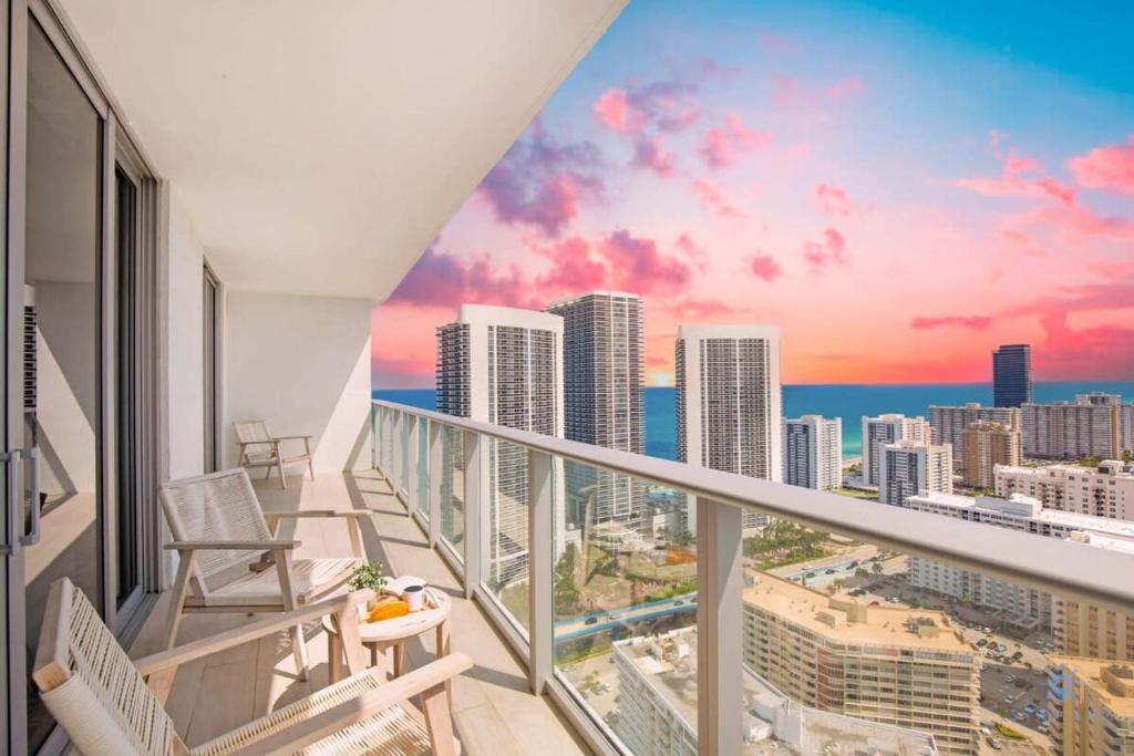 einen Balkon mit Stühlen und Stadtblick in der Unterkunft Luxury with stunning view, Balcony, Amazing Pools in Hollywood