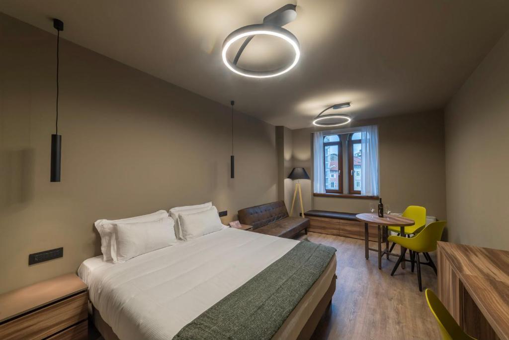 Postel nebo postele na pokoji v ubytování 9 stanze - Boutique Rooms