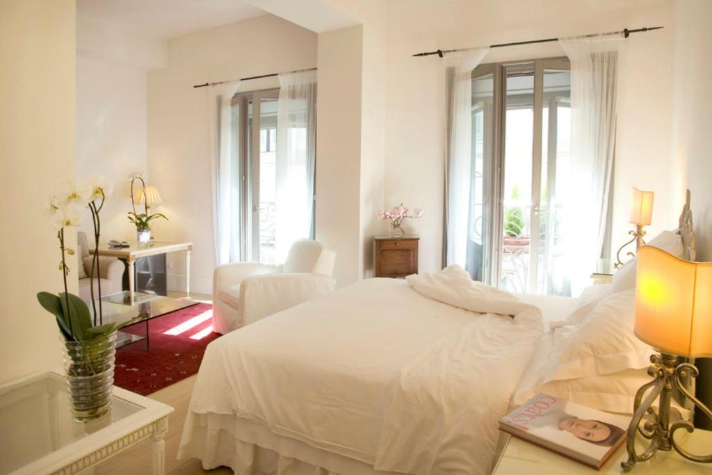 A bed or beds in a room at Milano Suites
