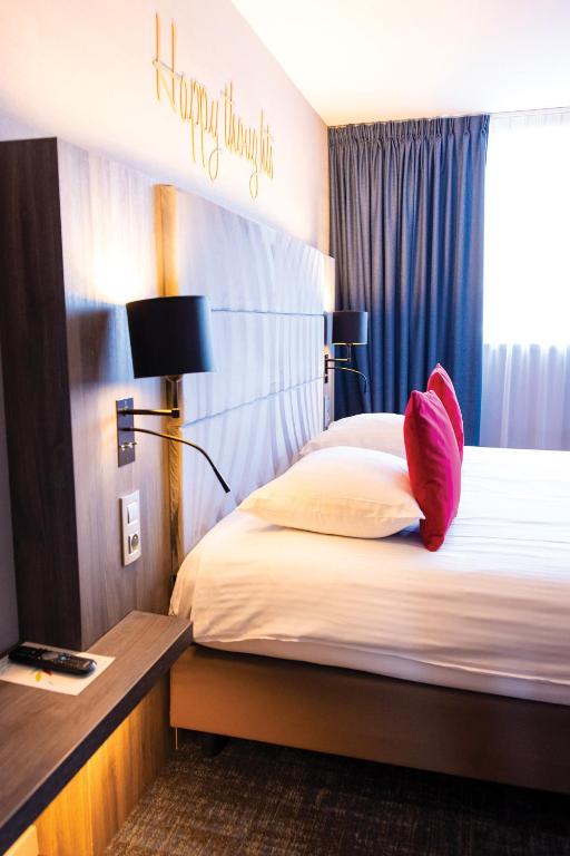 Postel nebo postele na pokoji v ubytování Van der Valk Hotel Liège Congres