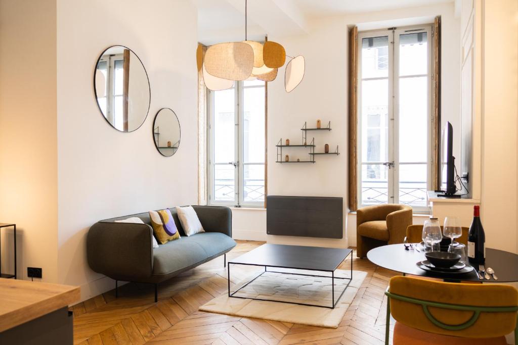 - un salon avec un canapé et une table dans l'établissement DIFY Concorde - Centre Ville, à Lyon