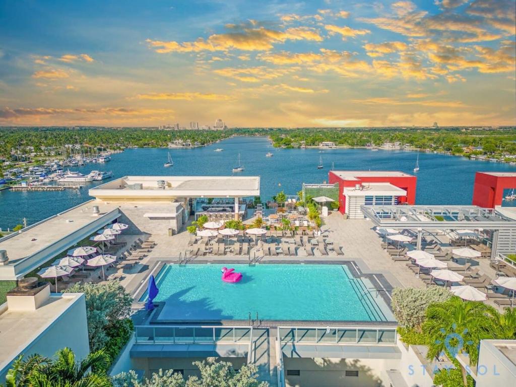 een luchtfoto van een resort met zwembad bij Most Liked Home - Rooftop Pool - Hollywood Beach - Gym in Hollywood
