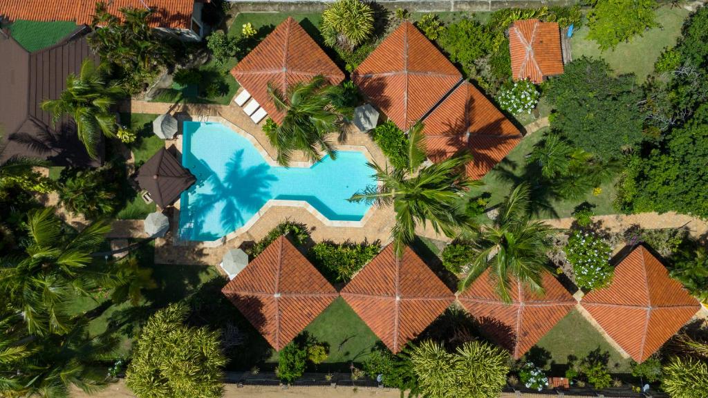 una vista aérea de una casa con piscina en Pousada Berro do Jeguy, en Pipa