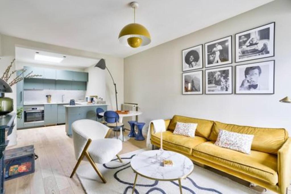 un salon avec un canapé et une table dans l'établissement Charming love nest in Paris, à Paris