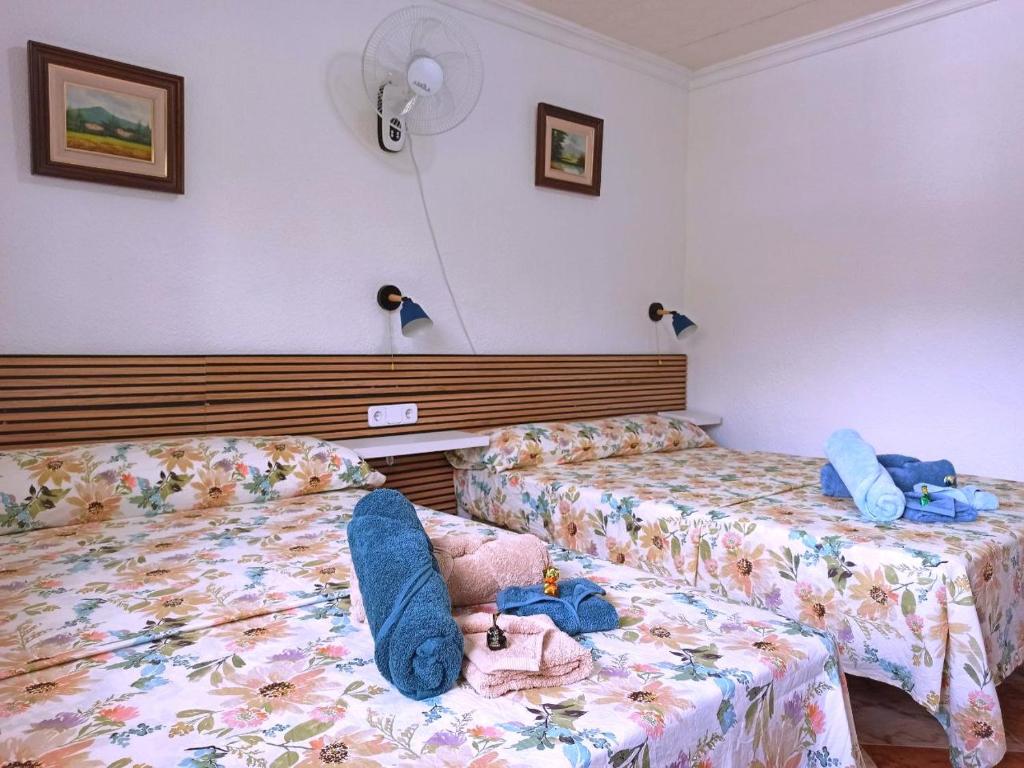 Habitación de hotel con 2 camas y toallas. en El Azahar en Sevilla