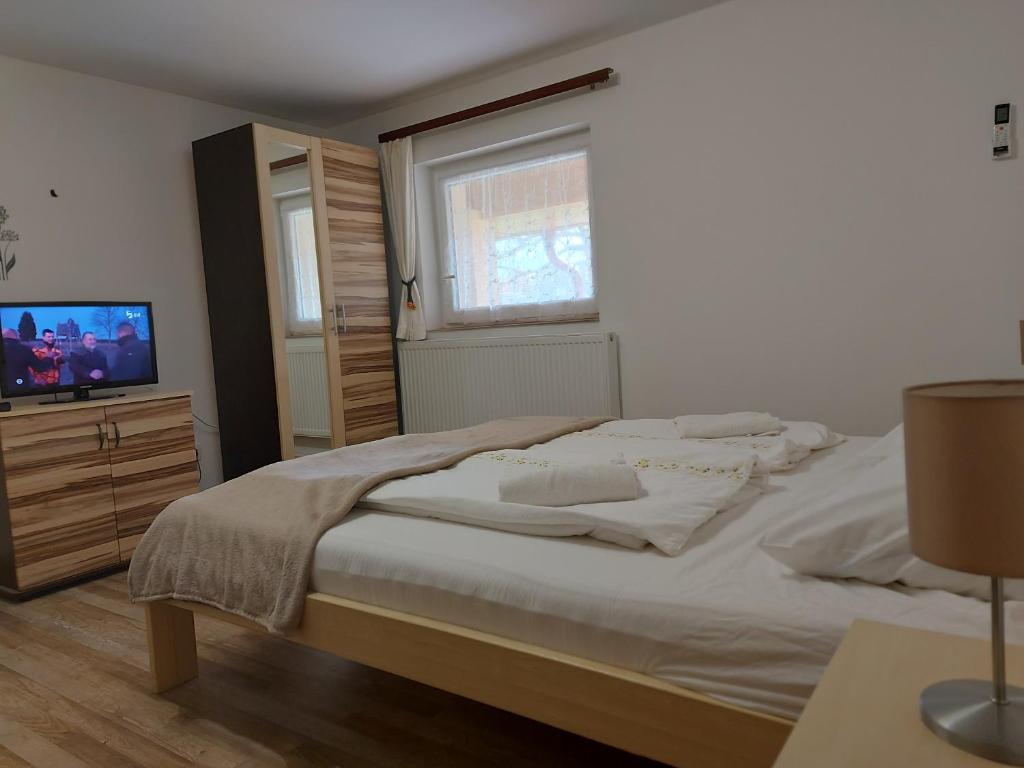 Posteľ alebo postele v izbe v ubytovaní Potyka Apartman