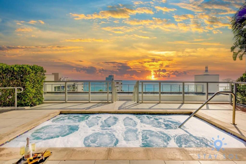 a hot tub on the roof of a building at NEW Beachfront Condo ROOFTOP infinity POOL in Hollywood