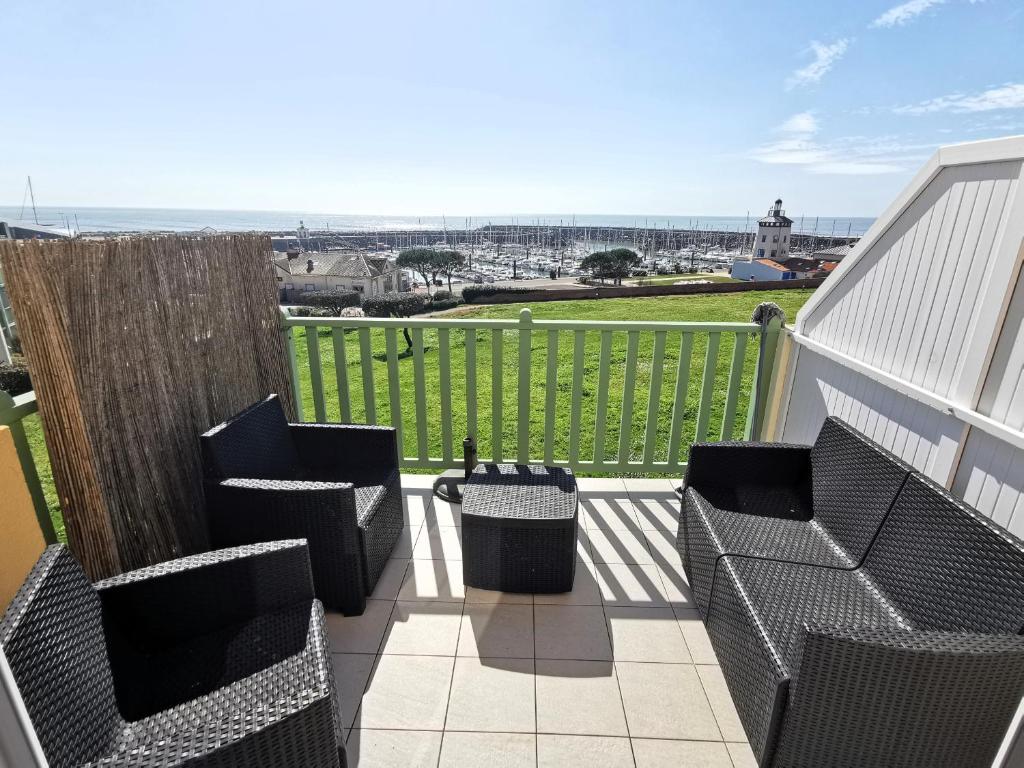 d'un balcon avec des chaises et une vue sur l'océan. dans l'établissement ARCHIPEL ABBA piscine chauffee, à Saint-Hilaire-de-Talmont