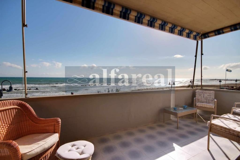 Photo de la galerie de l'établissement Clodia, terrazza vista mare e posto auto a soli 50 m dal mare! by Alfareal, à Castiglione della Pescaia